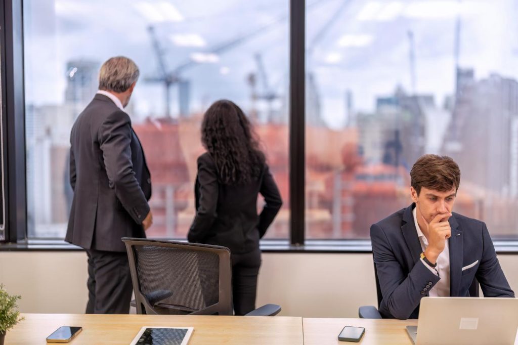 Empresario con abogado penalista analizando documentación contable para distinguir entre administración desleal y apropiación indebida