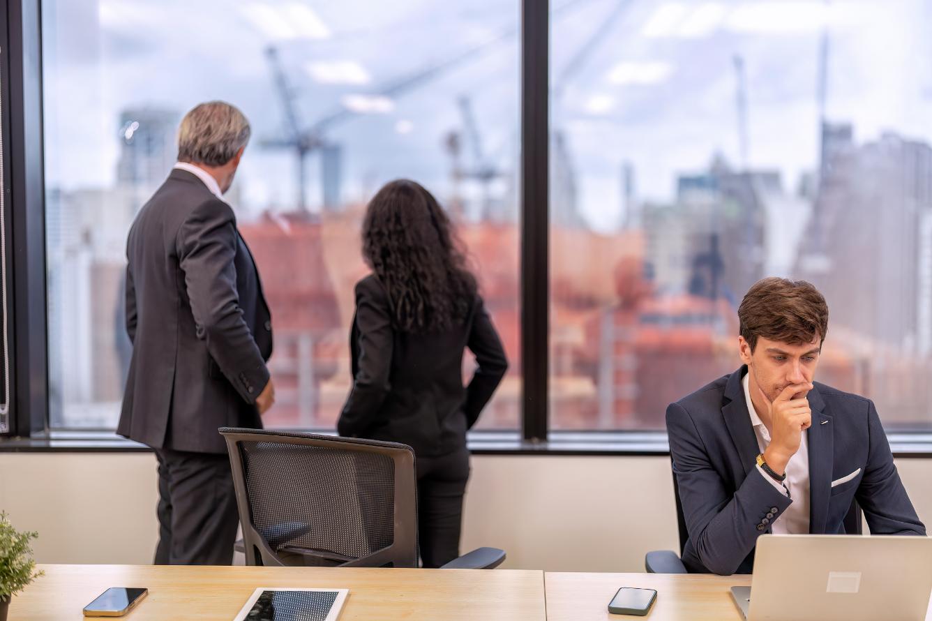 Empresario con abogado penalista analizando documentación contable para distinguir entre administración desleal y apropiación indebida