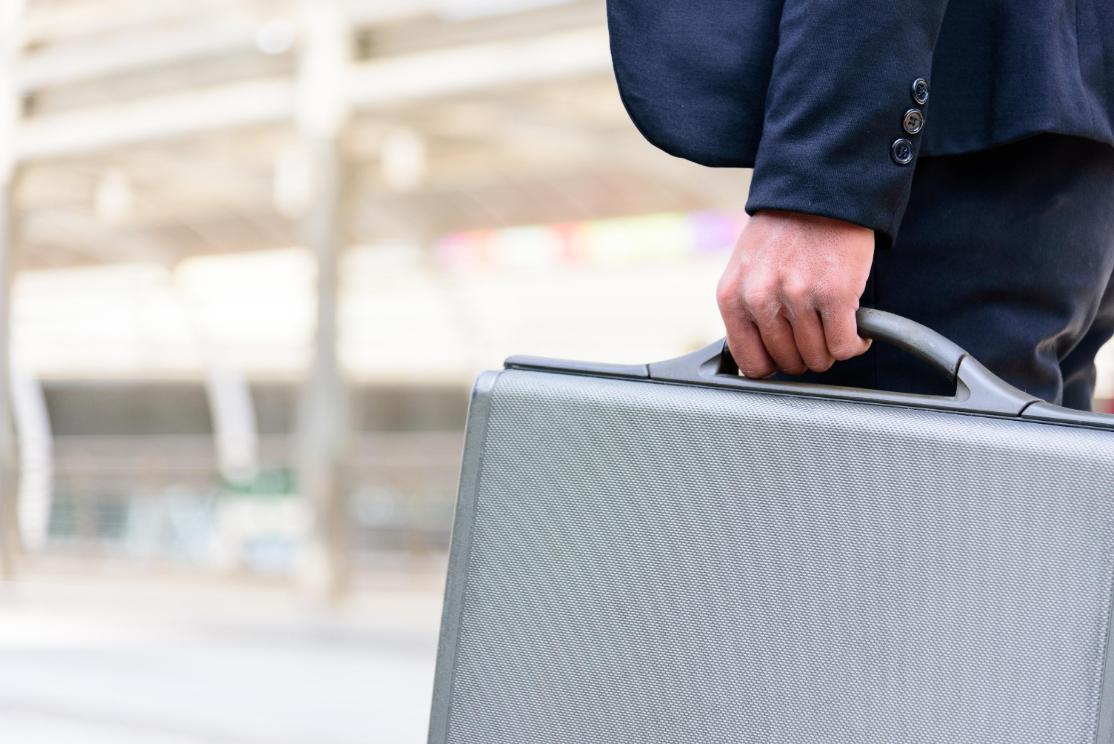 Abogado penalista especializado en blanqueo de capitales examinando documentación bancaria con empresario en despacho legal