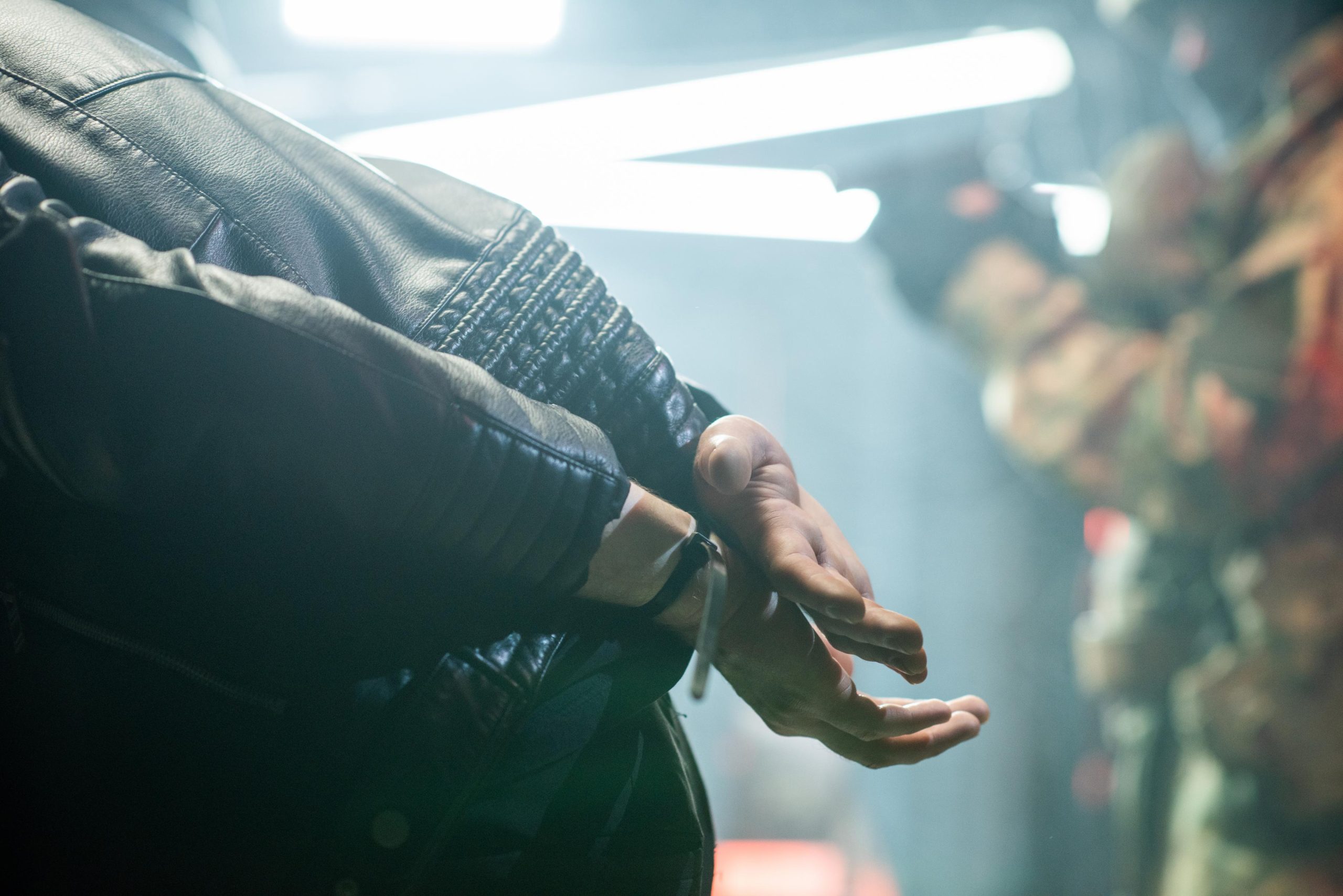 Acusado de delito sexual con abogado penalista en sala de vistas defendiendo presunción de inocencia en juicio penal