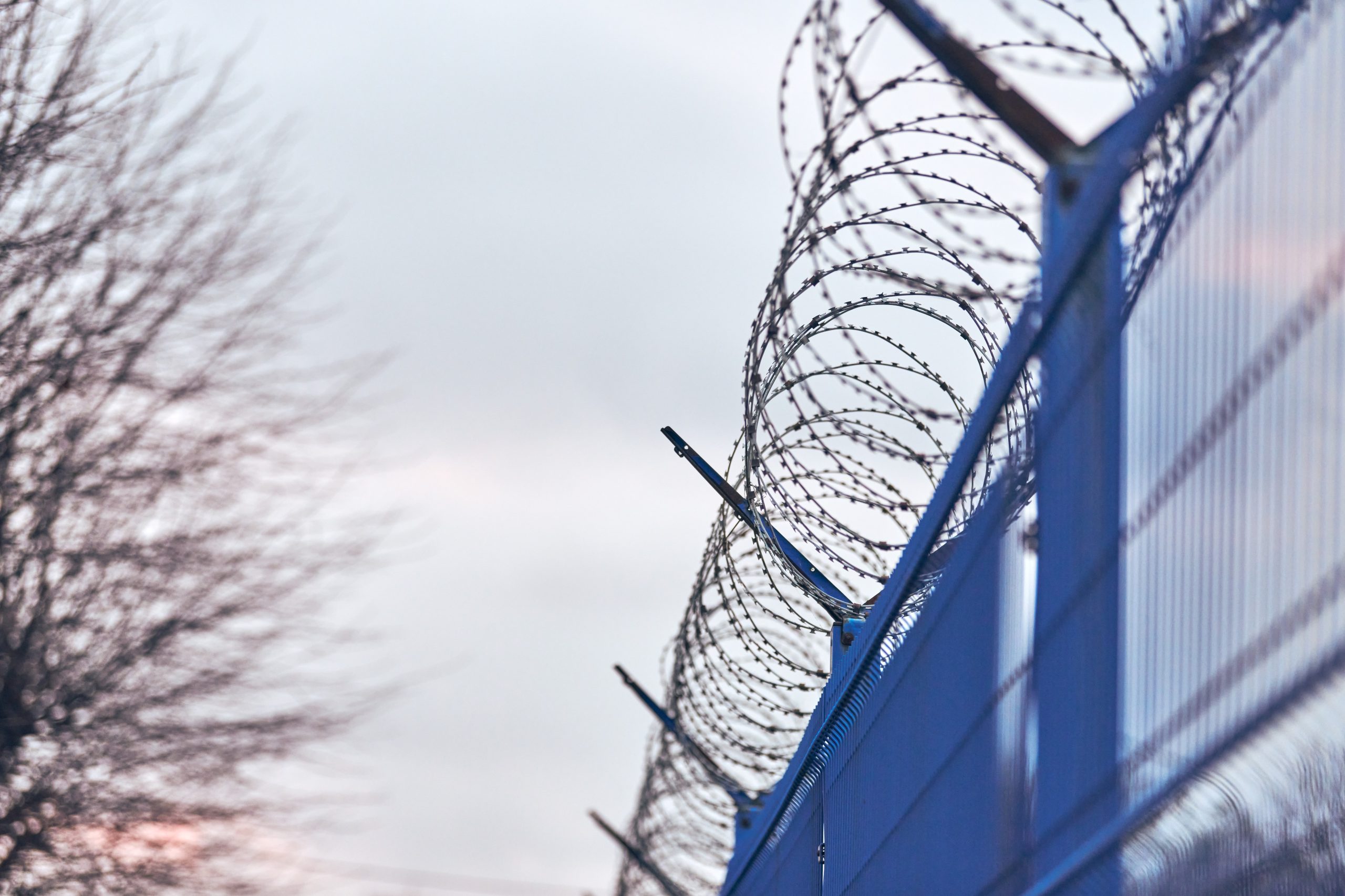 Abogado penalista especializado en agresión sexual a menores de 16 años analizando un procedimiento judicial