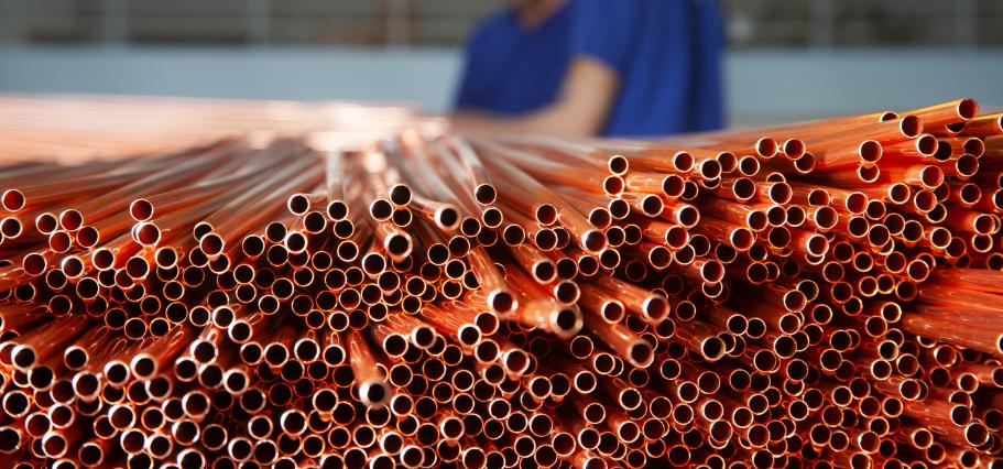 Empresario de chatarrería con abogado penalista revisando documentación de compraventas para defenderse de acusación por delito de receptación